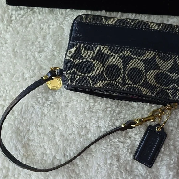 Coach DENIM LEGACY Wristlet With Hangtag And Gold COIN RARE EUC - Picture 14 of 17